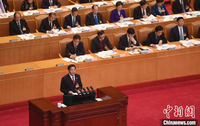 贾宇作浙江省人民检察院工作报告。　王刚 摄