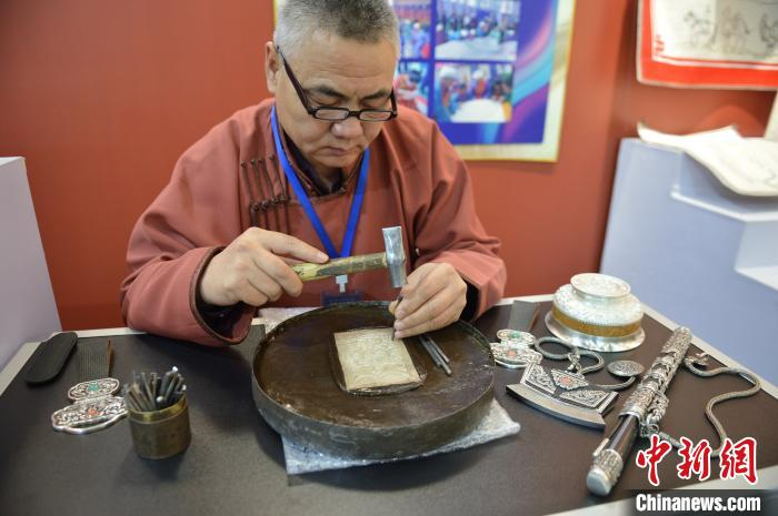 蒙古族金银铜器制作技艺老艺人展示手工制作环节。　刘文华 摄