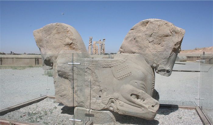  ▲波斯波利斯内的马形柱头