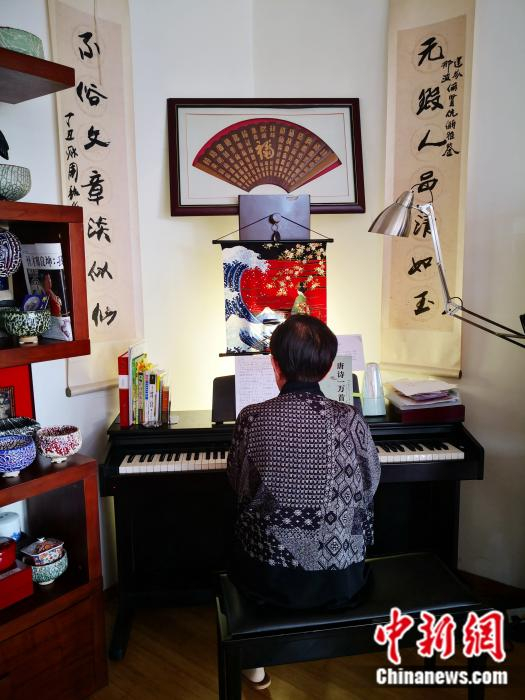 谷建芬在弹钢琴。袁秀月 摄
