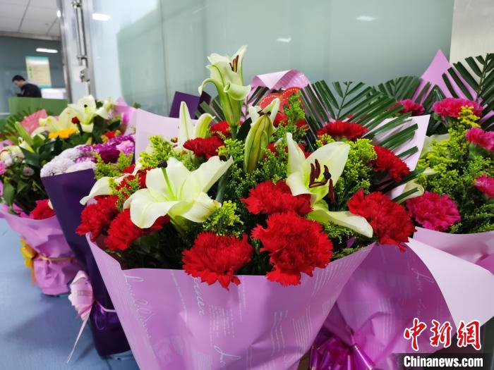 图为孙万红病房外的鲜花。　张添福 摄