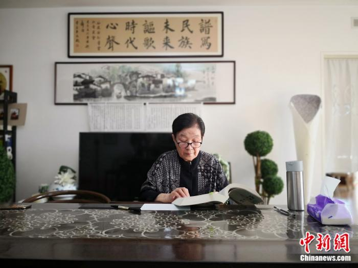 谷建芬在工作中。袁秀月 摄