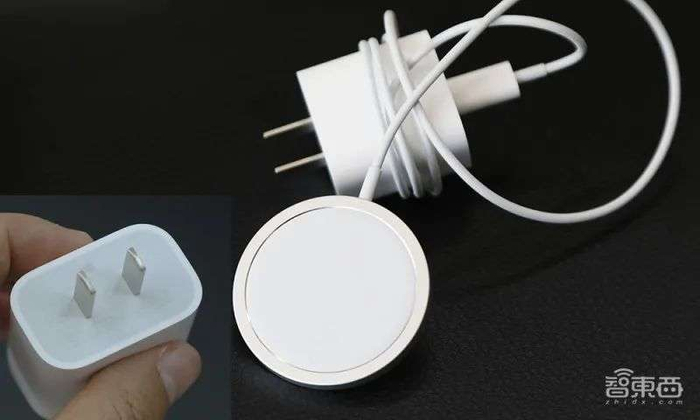 ▲适用于iPhone 12系列的MagSafe充电板和20W充电头