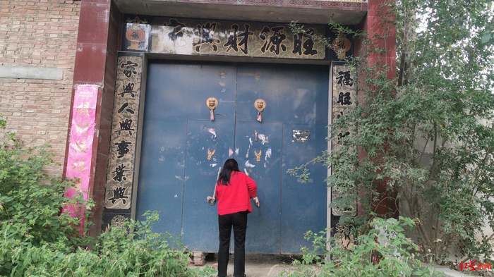 ▲2020年9月，常卫云在张家老屋大门前