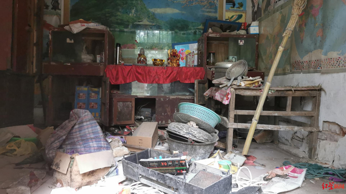 ▲一夜惊变后，张家老屋多年无人居住，已是一片破败