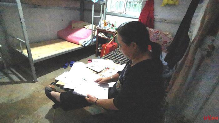 ▲正在整理申诉材料的常卫云