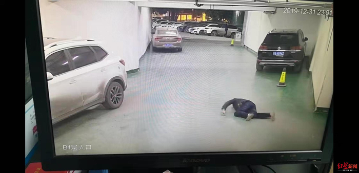 车库出口附近第二次摔倒