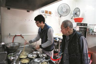 ▲何昊年（化名）在爷爷在指导下做云吞面 图片均由 记者 刘承志 摄