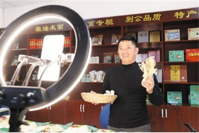 　　2019年11月28日，在江西省抚州市东乡区阿里村淘电商创业园里，王新年在网上直播销售自家产的农产品竹荪。何江华摄（人民视觉）