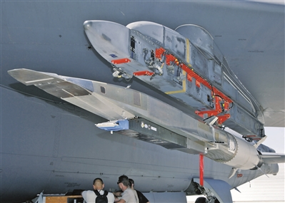 B-52战略轰炸机挂载高超音速导弹X-51A“驭波者”进行测试