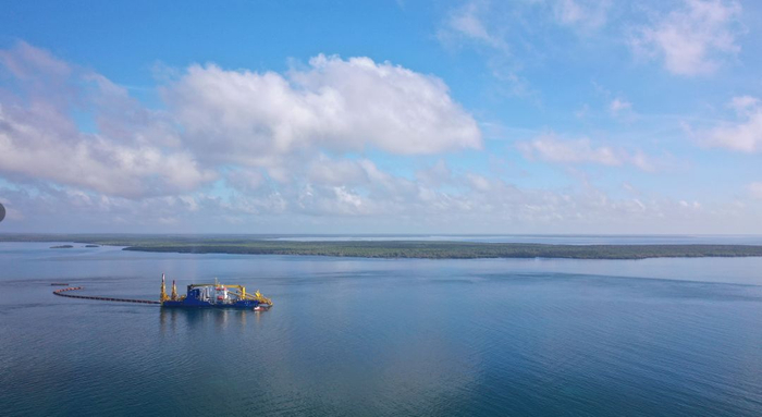 正在作业的“天鲸”号&nbsp;（王彩亚 摄）