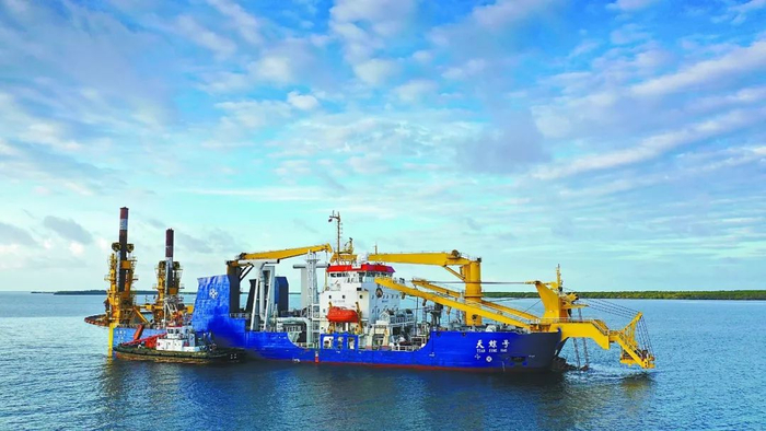 正在作业的“天鲸”号&nbsp;（王彩亚 摄）