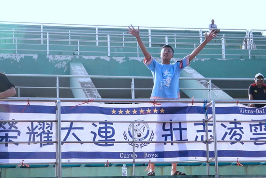 　　曲昊睿为大连女足呐喊。曲昊睿供图