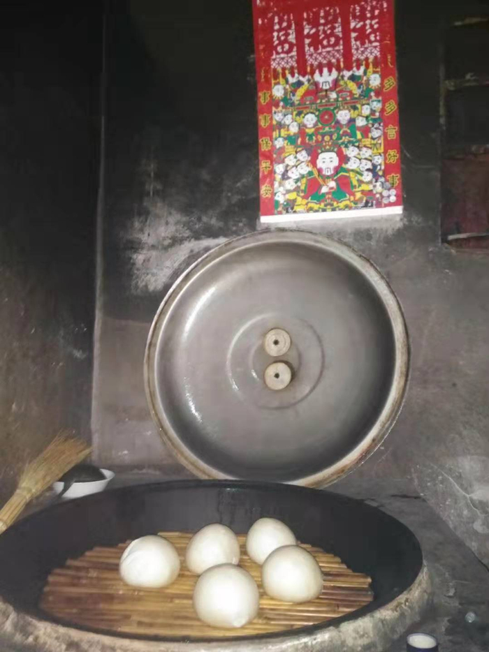 张兴建的老家仍有贴灶王爷年画的传统。受访者供图