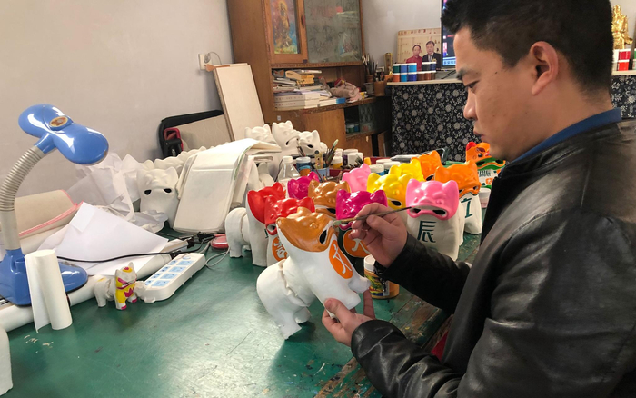 给泥老虎的上色。新京报记者 张羽 摄