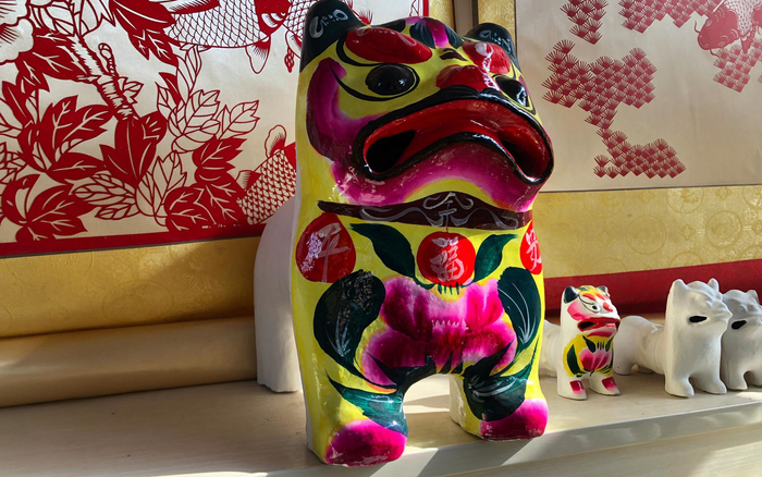 规格较大的泥老虎身前写着“平安”字样。新京报记者 张羽 摄