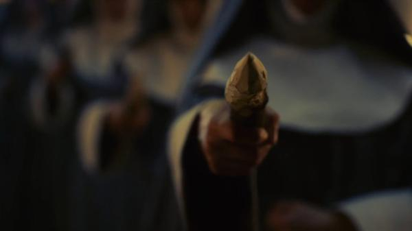 《德古拉》剧照，修女们用木桩对抗吸血鬼