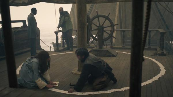 《德古拉》剧照，阿加莎用圣经布置圆圈抵御吸血鬼