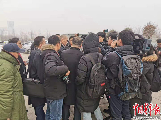 被改判无罪的张志超在接受采访。