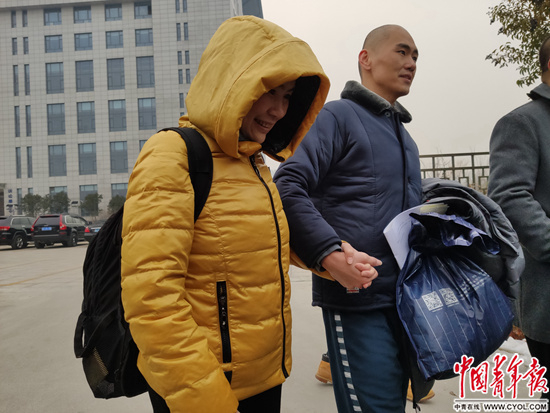 1月13日，张志超手拿再审判决书走出淄博市中级人民法院。