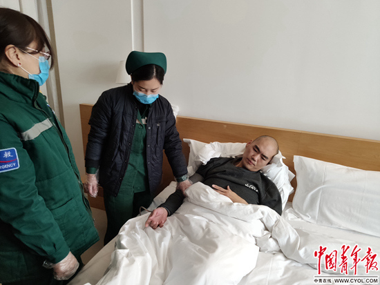 120急救人员在为张志超做检查。