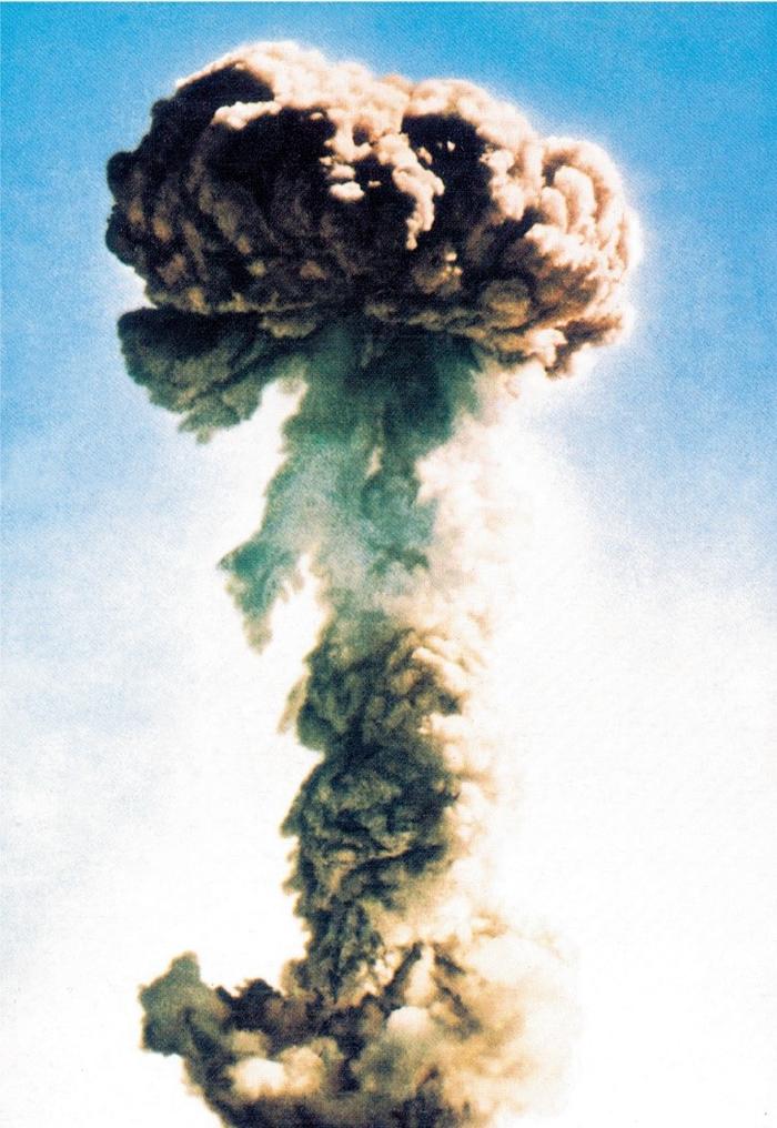 △1964年10月我国第一颗原子弹爆炸成功。