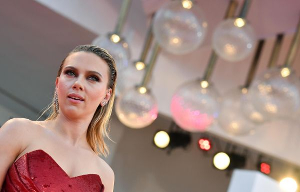  资料图片：当地时间2019年8月29日，意大利威尼斯，影片《婚姻故事》演员斯嘉丽·约翰逊出席首映红毯。（新华社/欧新）