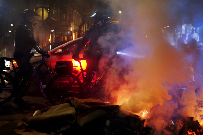 纽约警方逮捕当街纵火者 图自美媒