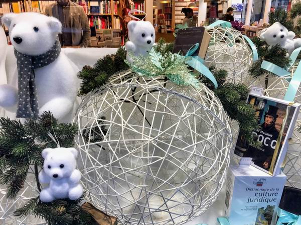 Dalloz书店2019年年底的圣诞节橱窗 © 周之桓