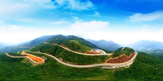 （盘旋在三和村山乡的通组公路。）