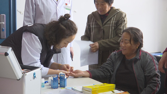 安平县卫健局组织中医院在安平镇北会沃村开展义诊活动。衡水市扶贫开发办公室 供图