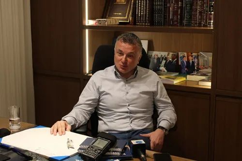 11月1日，在位于以色列中部城市佩塔提克瓦的沃特金集团总部，集团创始人兼首席执行官迈克尔·米里拉什维利接受新华社记者专访。新华社记者 尚昊 摄