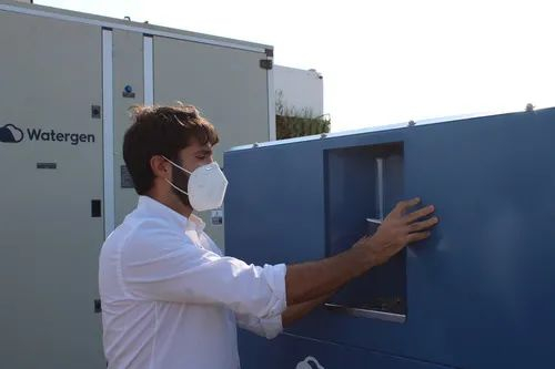 11月1日，在位于以色列中部城市佩塔提克瓦的科技企业沃特金集团总部，工作人员展示从空气中吸取水分，并转换成清洁饮用水的创新技术。新华社记者 尚昊 摄