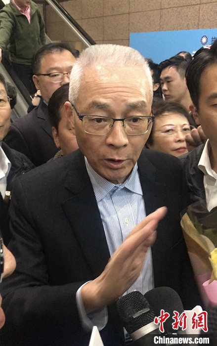 图为吴敦义在会后与媒体短暂见面。 中新社记者 路梅 摄