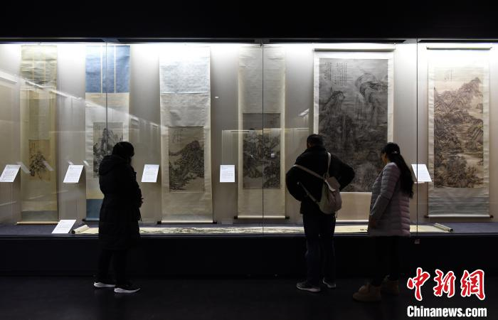 图为精美画作吸引市民驻足参观。　周毅 摄