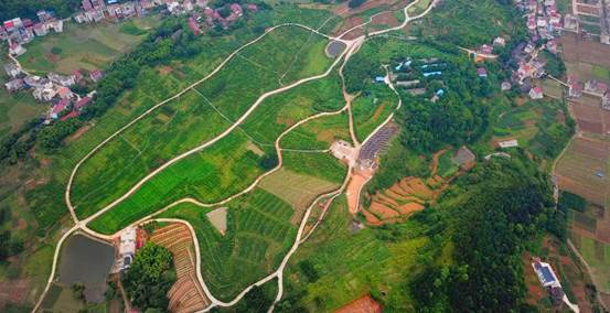 （新邵县白水洞村通组公路。）