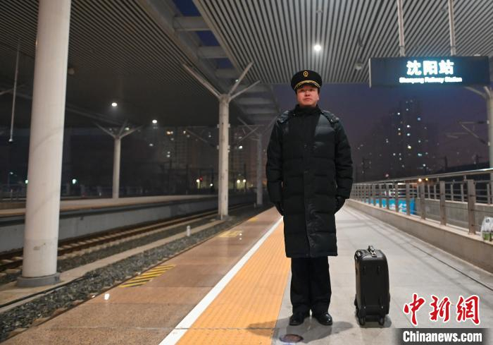 沈阳机务段动车运用车间高铁司机张锴。　于海洋 摄