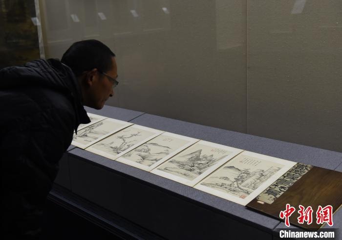 图为精美画作吸引市民眼球。　周毅 摄