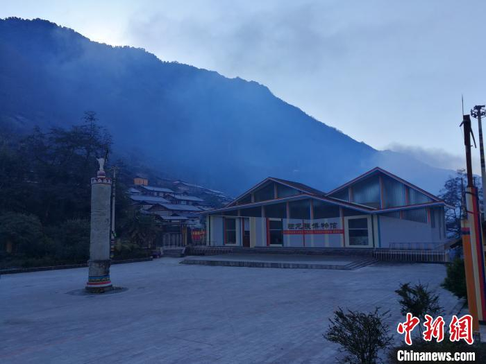 图为独龙江畔的独龙族博物馆。　胡远航 摄