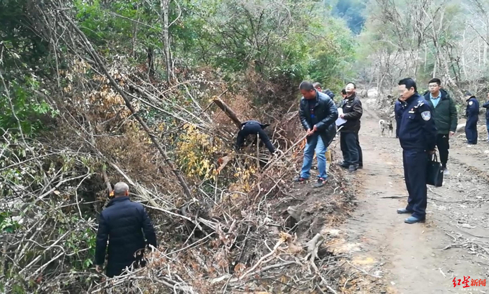 执法人员在武夷山国家公园现场取证