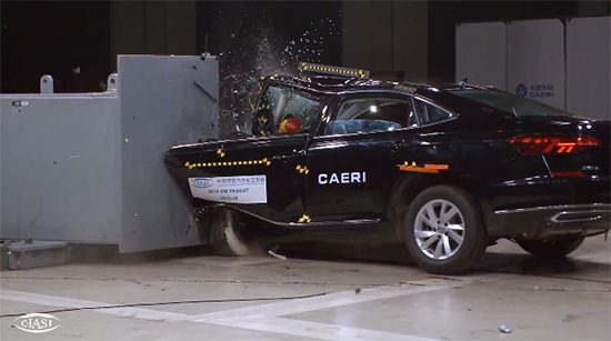 帕萨特碰撞瞬间