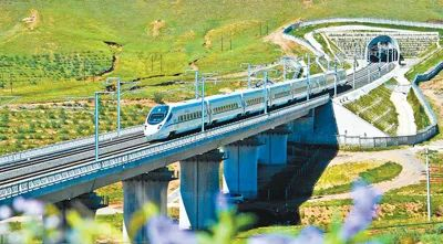 图为张呼高铁穿越内蒙古