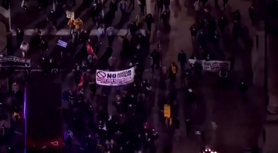 费城抗议者高举横幅游行，路透社视频截图