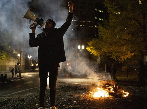 俄勒冈州波特兰市的抗议者，图自美媒