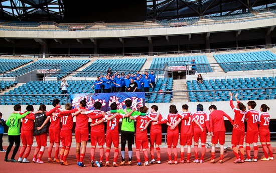 　　女足队员向现场球迷致谢。前大连女足队员供图