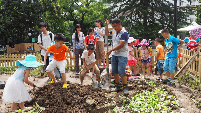 小小志愿者参与厚土栽培。本文图片均由四叶草堂提供