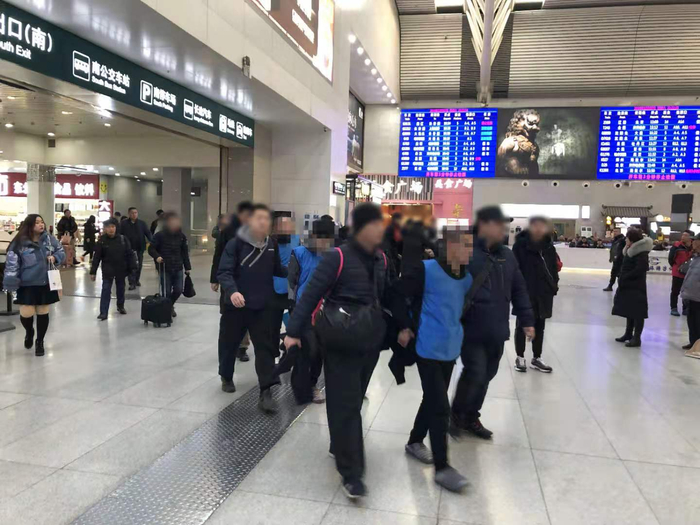 电信网络诈骗抓捕现场。警方供图