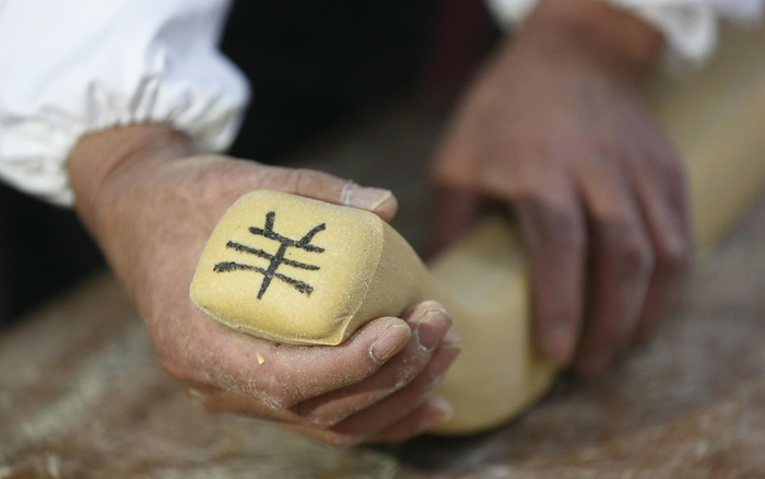 制作字豆糖。受访者供图