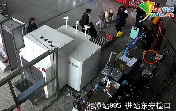 图为大学生带仓鼠在湘潭火车站安检口被查。受访者供图