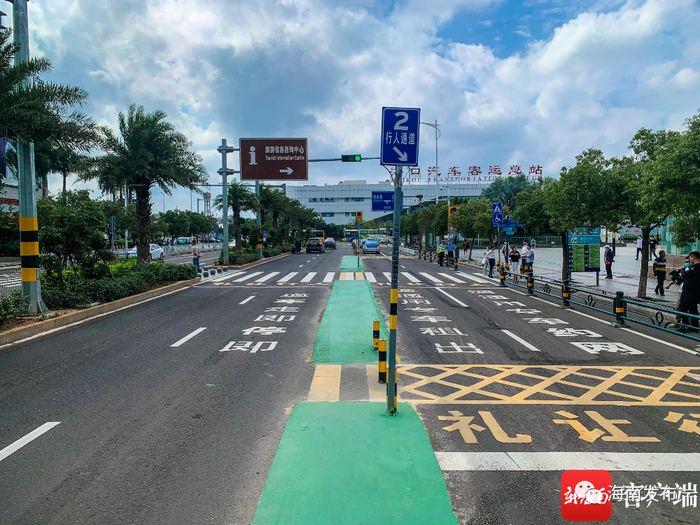 重新调整后的车道。记者 姚皓 摄